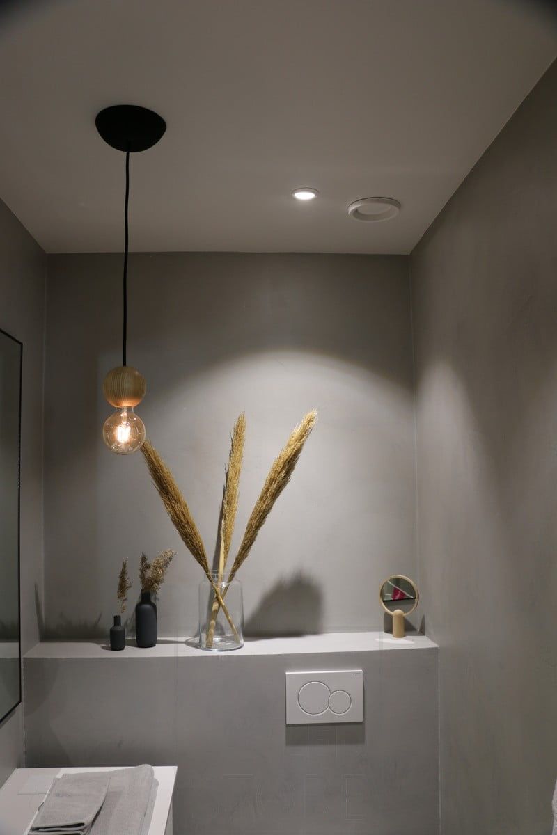 Asuntomessut 2019: led spotti WC:n katossa luo kauniin valokuvion seinälle ja korostaa hyllyä. Ledstore.fi