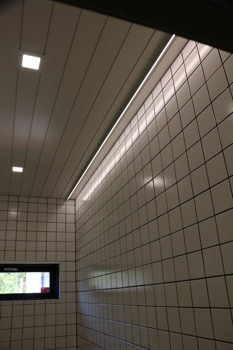 Asuntomessut 2019: Led nauhaa katossa seinän vieressä, valo peilautuu kiiltävästä laatasta. Ledstore.fi