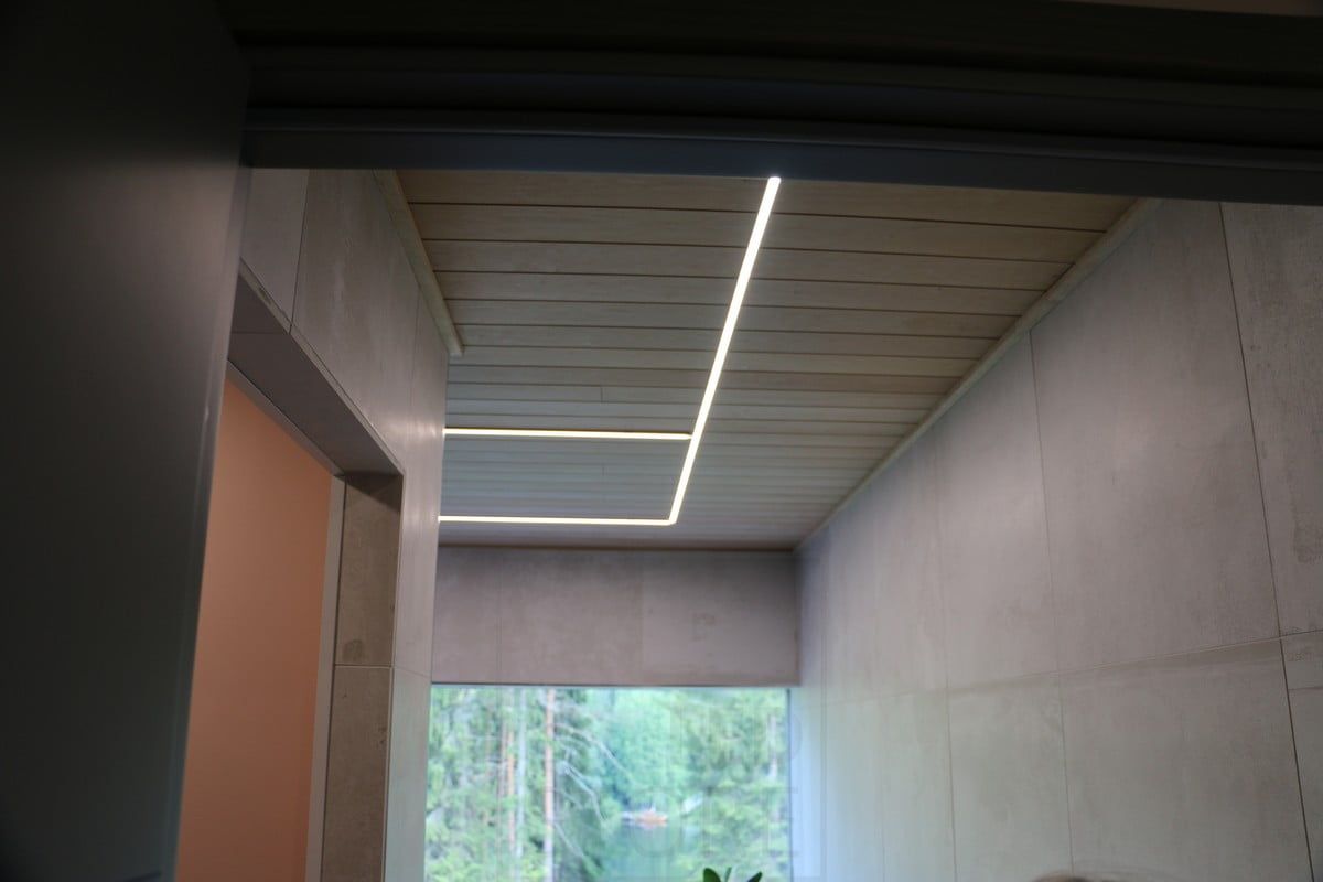Asuntomessut 2019: Led nauha katossa, asennettuna kapeaan uppoprofiiliin. Ledstore.fi