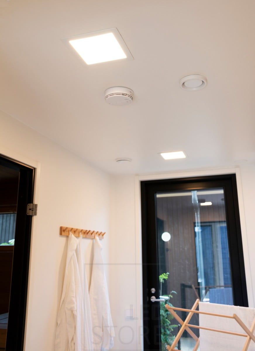 Asuntomessut 2020: 300x300 led paneelit kylpyhuoneessa. Led paneeli on pelkistetty ja minimalistinen muotoilultaan. Ledstore.fi