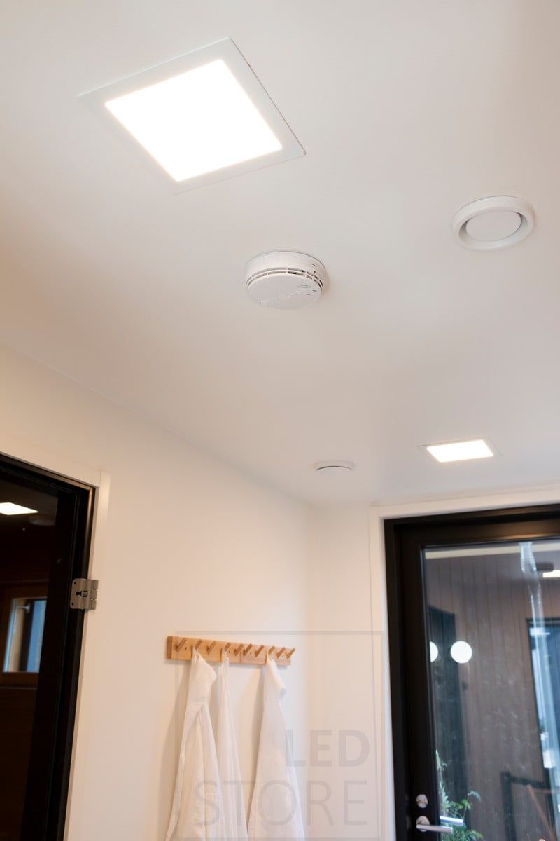 Asuntomessut 2020: 300x300 led paneelit valaisemassa kylpyhuoneeseen tasaista ja miellyttävää yleisvalaistusta. Ledstore.fi