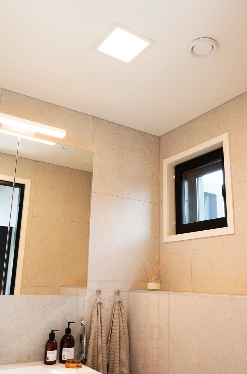 Asuntomessu 2020: 300x300 led paneeli WC katossa. Ledstore.fi