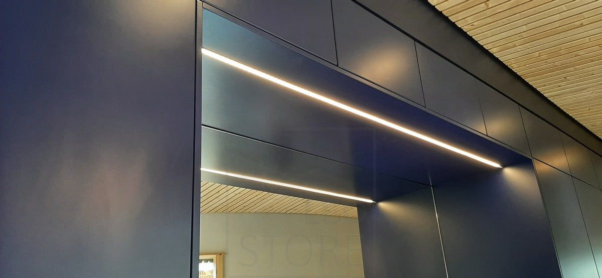Asuntomessut 2021: Led nauha upotettuna mustassa kaapissa. Ledstore.fi