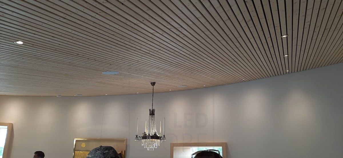 Asuntomessut 2021: kaarevassa rimakatossa spottivalaistus. Ledstore.fi