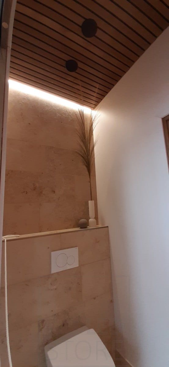 Asuntomessut 2020: Led nauha WC:n takana katossa valaisemassa epäsuoraa valoa. Ledstore.fi