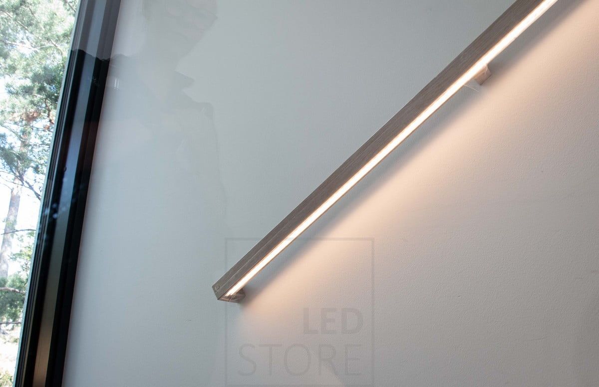 Asuntomessut 2022: Led profiili upotettuna puiseen käsijohteeseen. Ledstore.fi