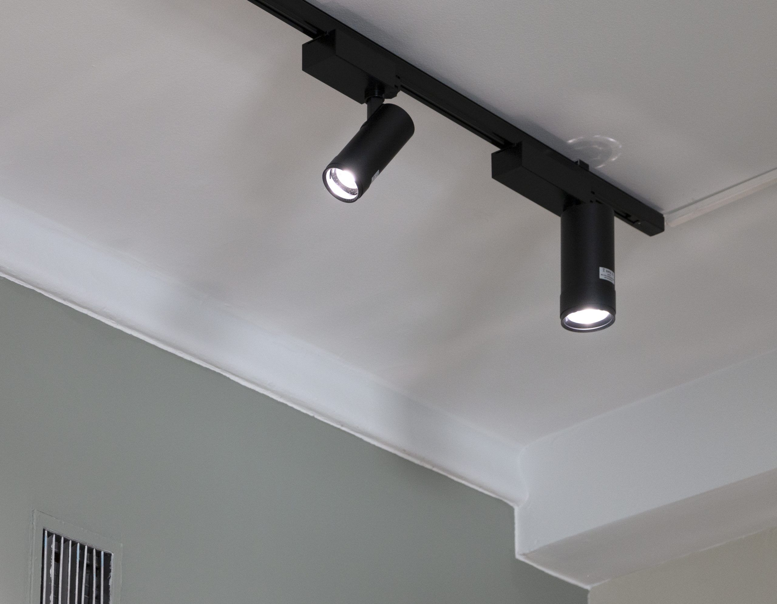 FOKUS-kiskovalaisimet, vasemmalla 15W musta ja oikealla 35W musta. © LedStore