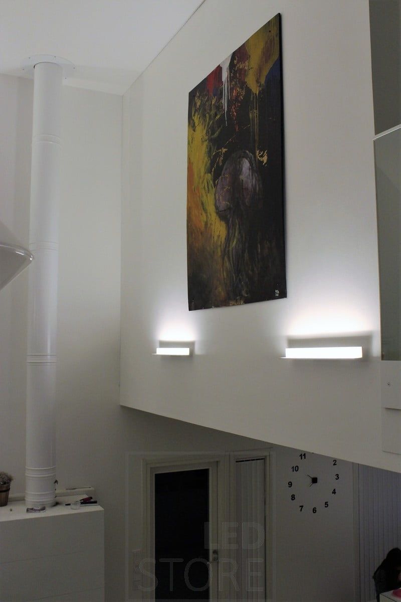 Led WALL BLADE valaisimella luot myös helposti epäsuoran valaistuksen asettamalla sen niin että valon suunta on ylöspäin. Ylöspäin suunnattu valo myös korostamassa taideteosta. Ledstore.fi