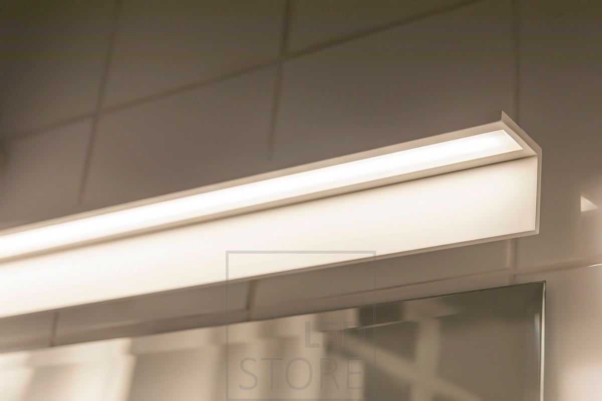 Blade seinävalaisin kylpyhuoneessa valaisemassa peiliä. Ledstore.fi