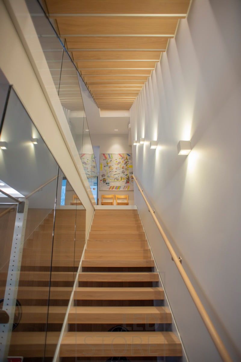 Seinän kautta valaisemassa ja korostamassa kahteen suuntaan valaisevat CUBIC led seinävalot. Ledstore.fi