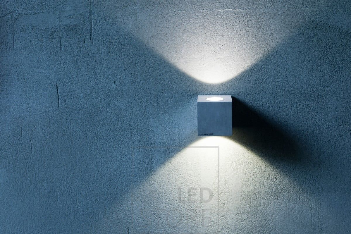 CUBIC led seinävalaisimen valo korostaa kauniisti mikrosementtiseinän tekstuuria. Ledstore.fi