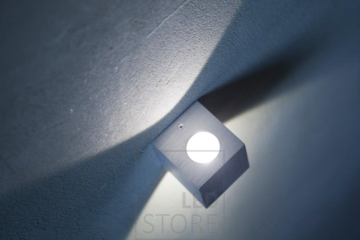 CUBIC on siro ja moderni muotoilultaan ja sopii hyvin skandinaaviseen sisustukseen. Valaisin myös korostaa mikrosementtiseinän tekstuuria. Ledstore.fi