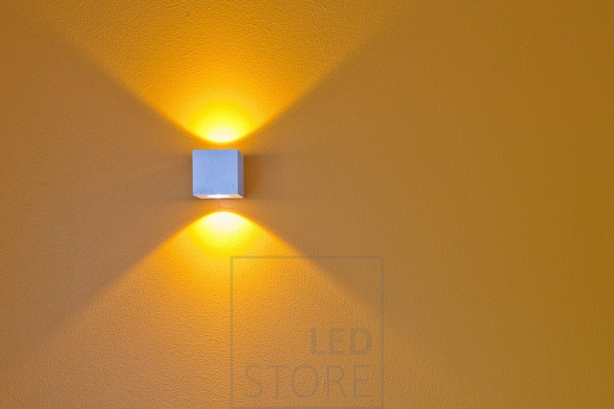 Pienestä CUBIC valaisimesta aukeaa leveät ja kauniit valokuviot kahteen suuntaan seinälle. Valoteholtaan wall CUBIC vastaa noin 2x15W halogeenia eli valontuotto on noin yhteensä 2x200 lumenia. Ledstore.fi