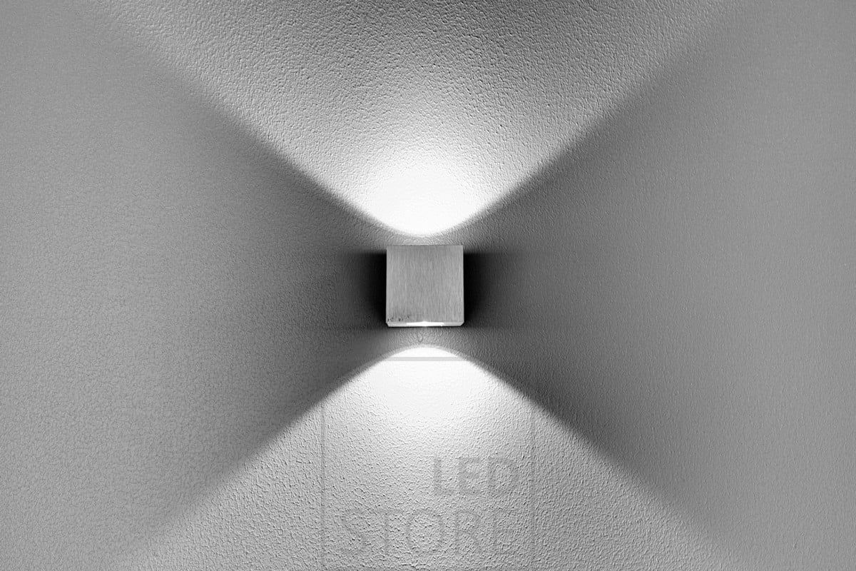Pienestä CUBIC valaisimesta aukeaa leveät ja kauniit valokuviot seinälle. Valoteholtaan wall CUBIC vastaa noin 2x15W halogeenia eli valontuotto on noin yhteensä 2x200 lumenia. Ledstore.fi