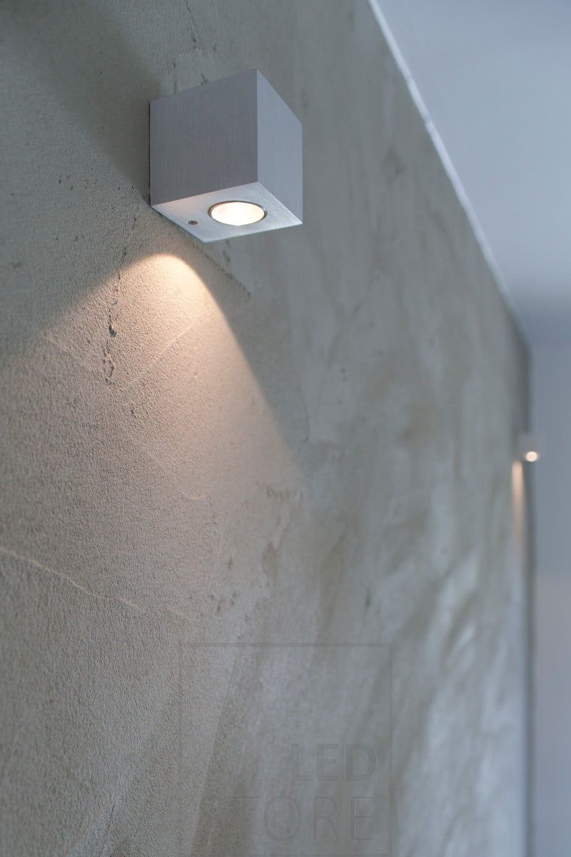 CUBIC led seinävalaisin valaisee valoa joko ylös tai alaspäin. Valonlähteenä 3W Creen powerLED, joka vastaa noin 15W halogeenia (200 lumenia). Ledstore.fi