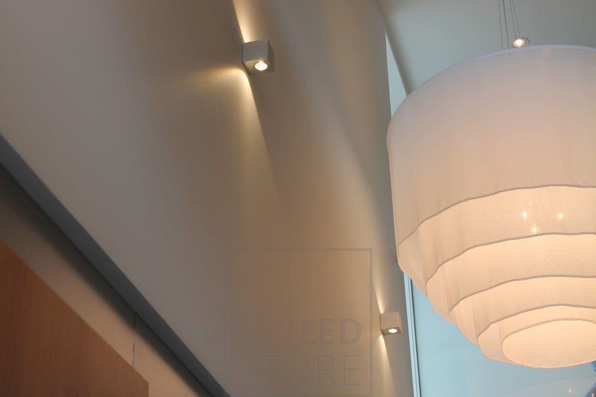 Seinällä kahteen suuntaan valaiseva CUBIC led seinävalaisin. Valokuvio muodostaa seinälle kauniin viuhkakuvion. Ledstore.fi