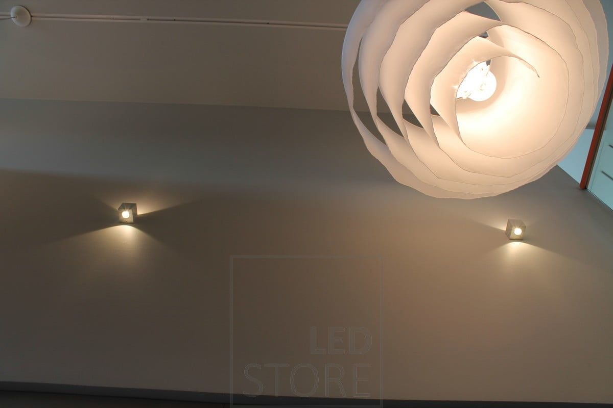 CUBIC led seinävalo kahteen suuntaan valaisemassa kerroksien välille valoa kahteen suuntaan. Ledstore.fi