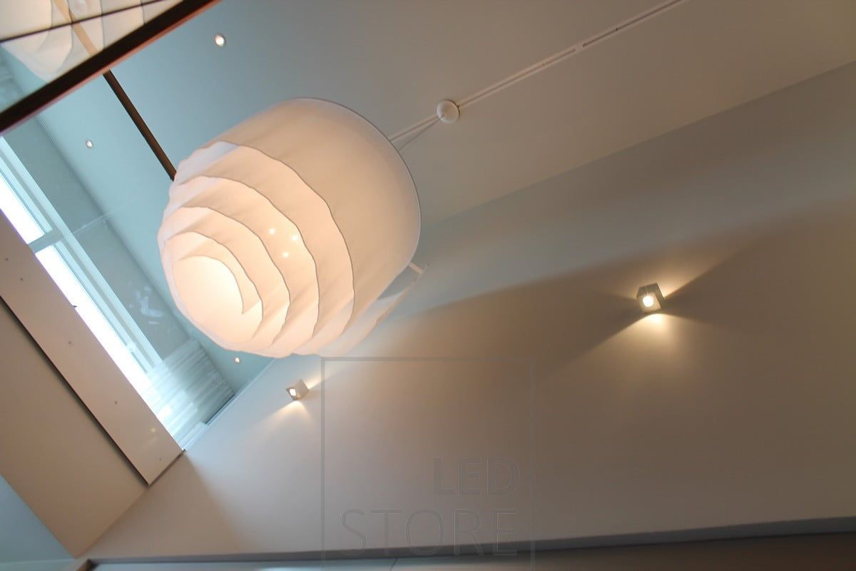 CUBIC led seinävalaisin kahteen suuntaan valaisemassa kerroksien välille valoa. Ledstore.fi