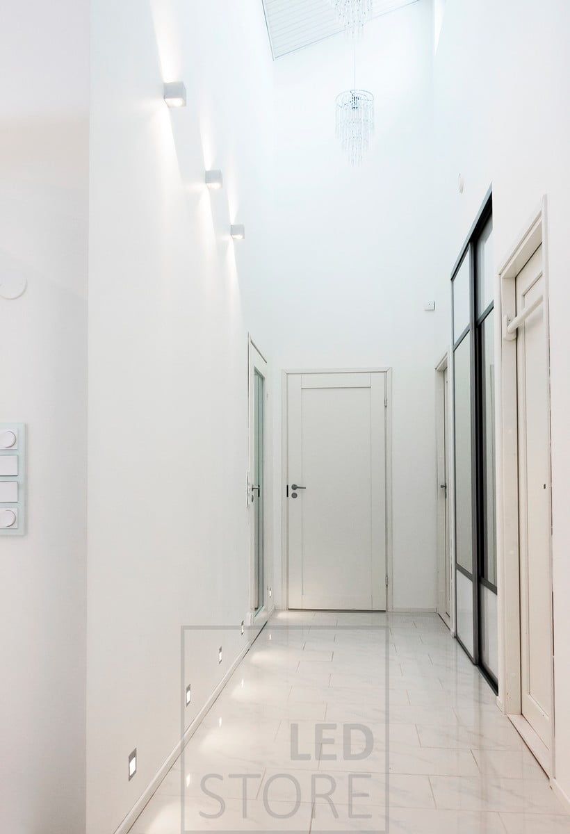 CUBIC led seinävalaisin valaisemassa kahteen suuntaan käytävällä korostamassa tilan korkeutta. Upotettavat led seinävalaisimet lattian rajassa tuovat epäsuoraa valoa lattiaan. Ledstore.fi