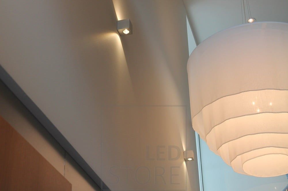 CUBIC led seinävalo kahteen suuntaan korostamassa tilan korkeutta ja valaisemassa tilaan tunnelmallista valoa seinän kautta. Ledstore.fi