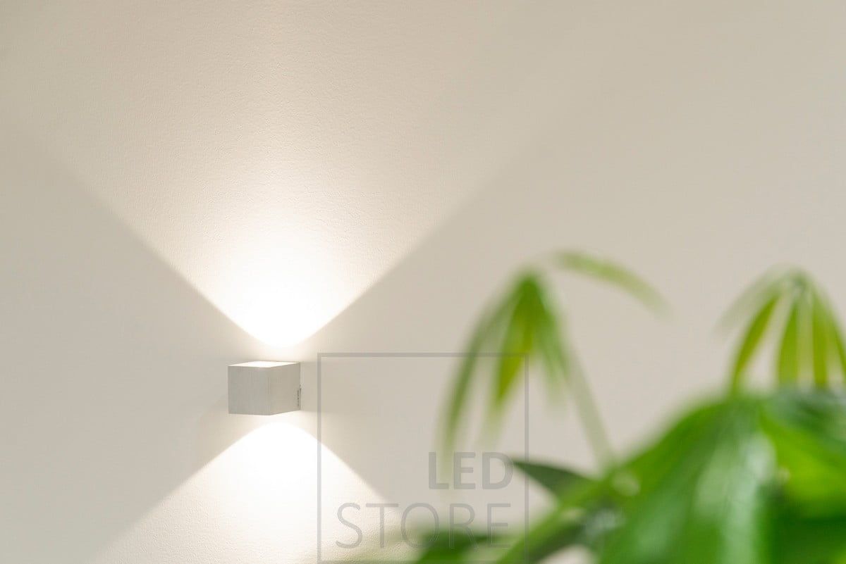 Skandinaaviseen sisustukseen hyvin yhteensopiva CUBIC led seinävalaisin. Valaisin valaisee kahteen suuntaan ja valokuvio muodostaa kauniin viuhkakuvion seinälle. Ledstore.fi