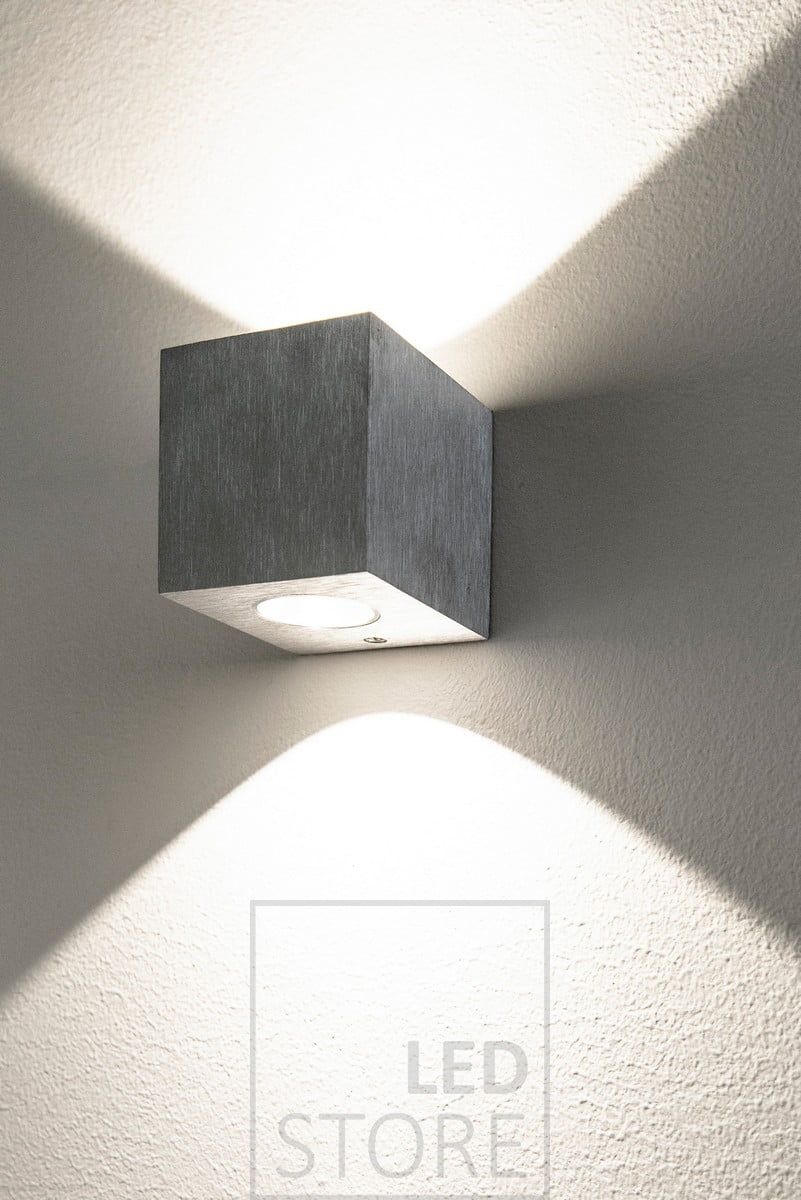 CUBIC 2 led seinävalaisin. CUBIC 2 harjattu on pelkistetty ja moderni muotoilultaan ja antaa valoa ylös ja alaspäin. Valo muodostaa seinälle kauniin viuhkakuvion. Tämä minimalistinen kaunotar sopii erinomaisesti moderneihin koteihin. Ledstore.fi