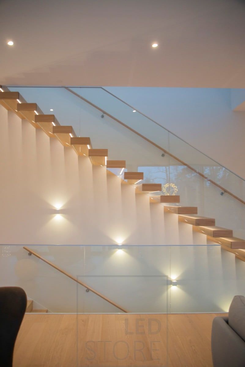 Portaita valaisemassa ja korostamassa kahteen suuntaan valaisevat CUBIC led seinävalaisimet. Ledstore.fi