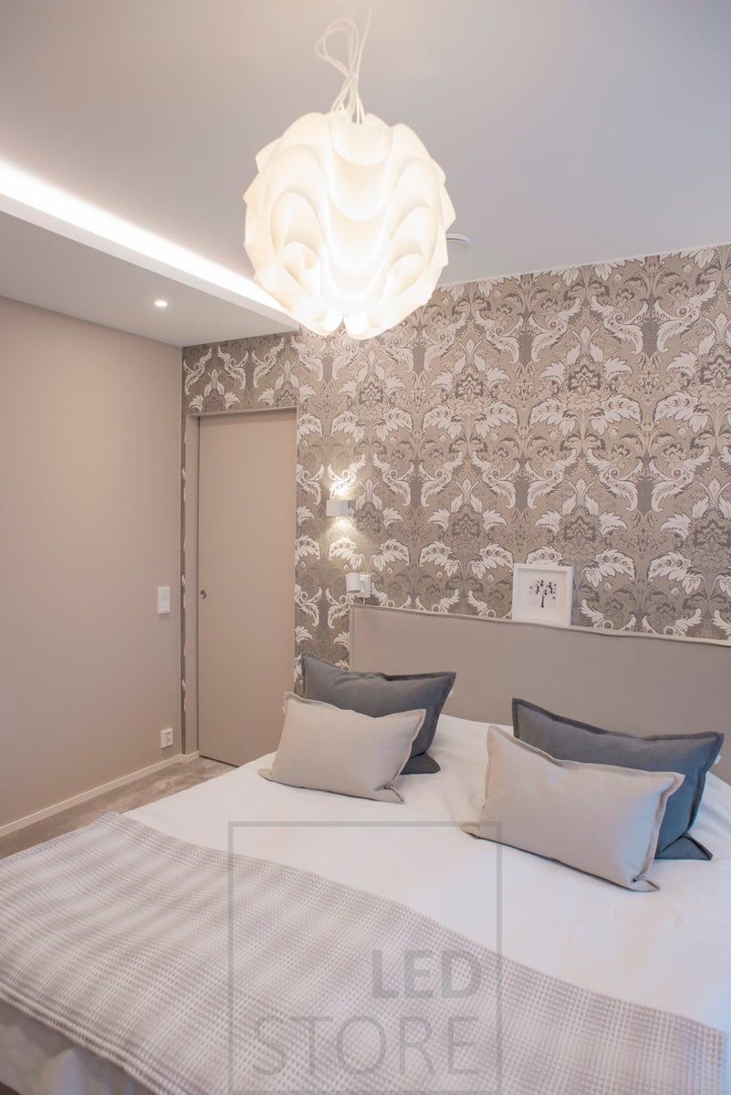 Makuuhuoneessa tunnelma- ja lukuvaloina CUBIC led seinävalaisimet. Minimalistinen valaisin sopii hyvin kuviotapetin kanssa. Ledstore.fi