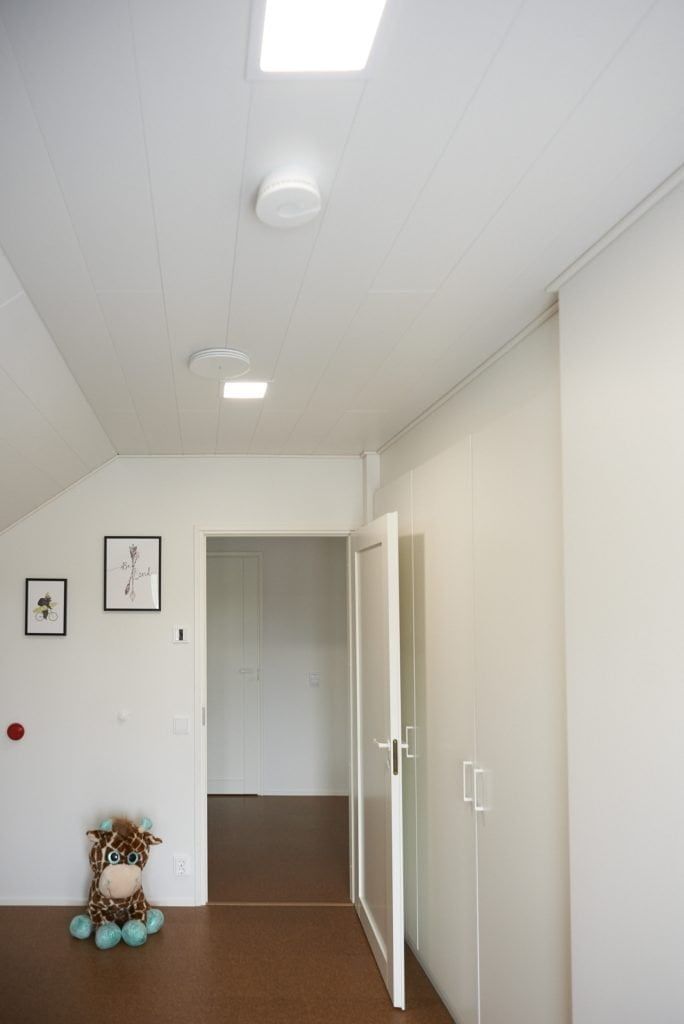 LED-myymälälogo vihreällä taustalla, jossa lihavoitu teksti "LED STORE" valkoisen neliön sisällä, edustaa energiatehokkaita valaistusratkaisuja.