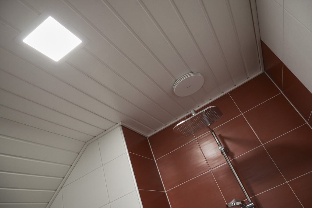 LED STORE lihavoituin valkoisin kirjaimin valkoisella neliöllä vihreällä taustalla, joka edustaa energiatehokkaan valaistusliikkeen logoa.