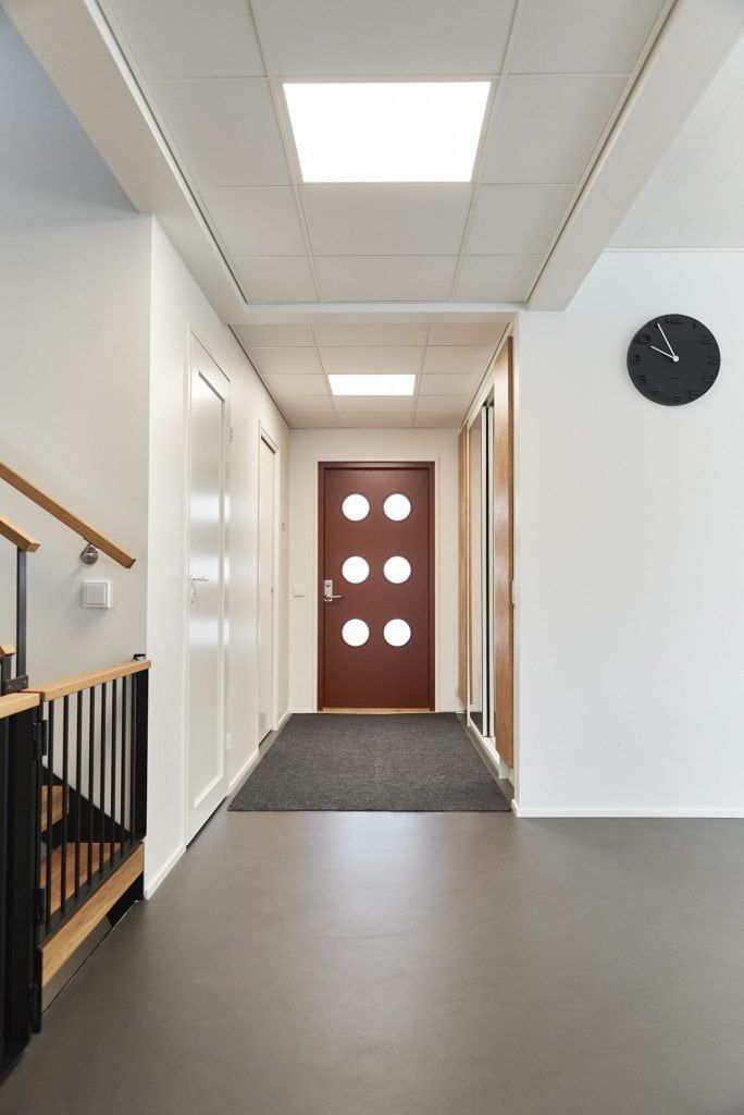 Kirkas LED-valaistusliikkeen logo vihreällä taustalla ja 'LED STORE' -teksti lihavoituilla valkoisilla isoilla kirjaimilla valkoisen neliön keskellä.