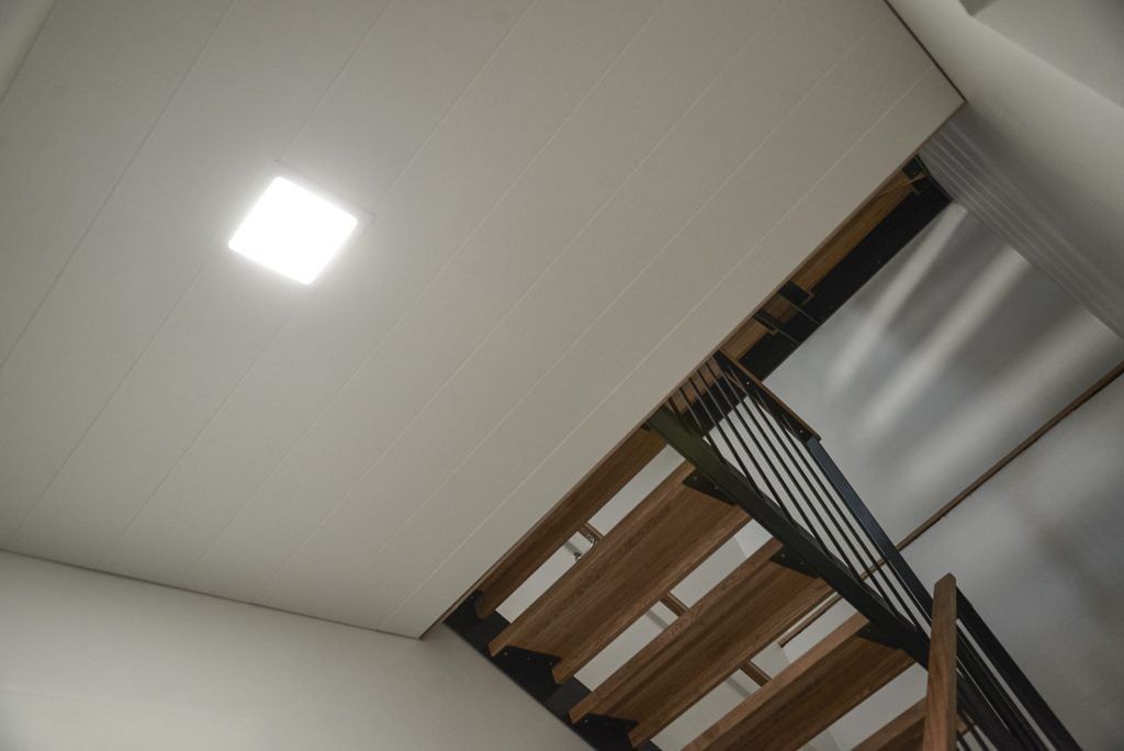 LED STORE -logo valkoisella neliöllä vihreää taustaa vasten korostaen energiatehokkaita ja ympäristöystävällisiä valaistusratkaisuja.