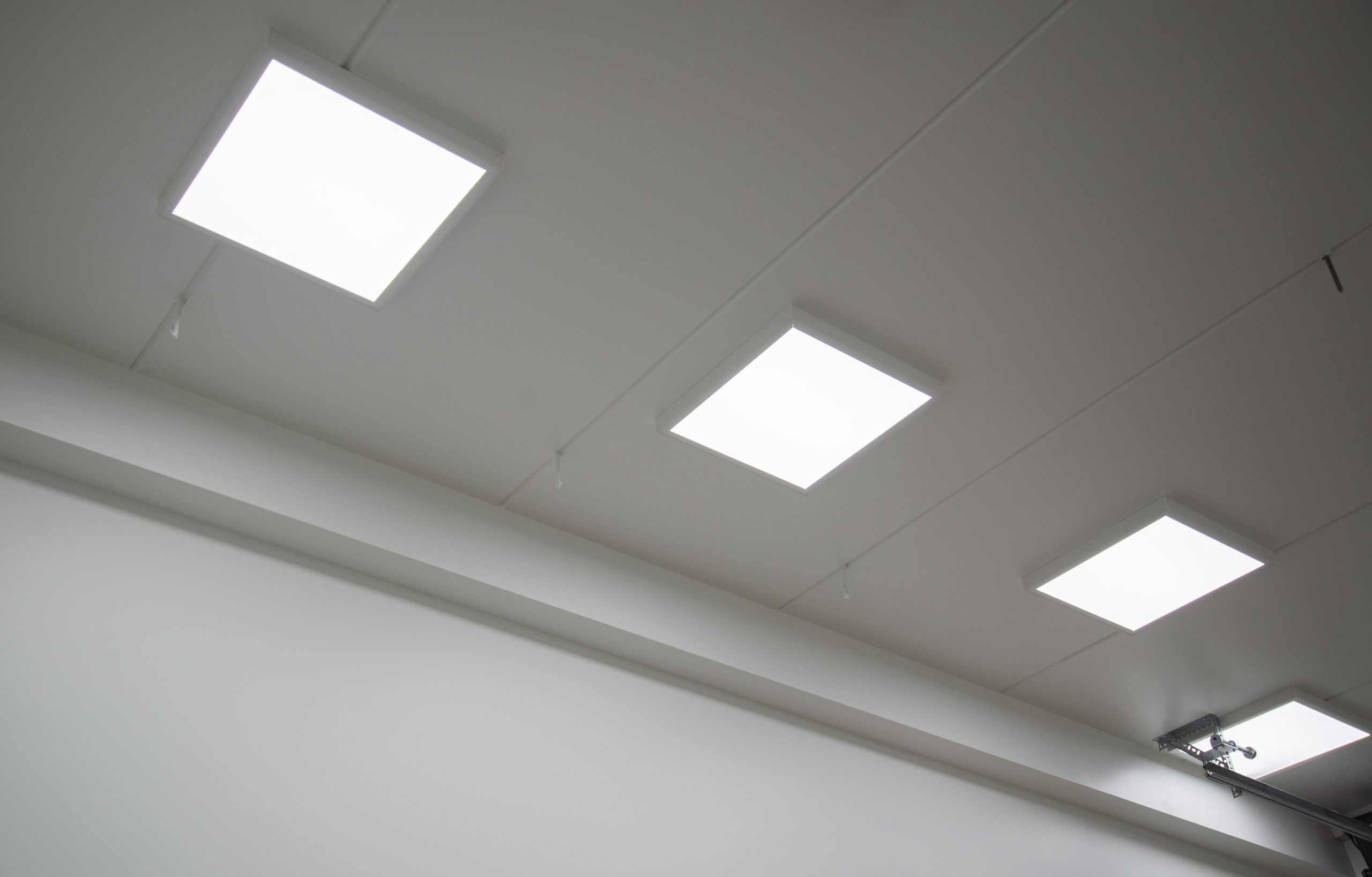 Vihreä tausta ja "LED STORE" lihavoituin valkoisin kirjaimin keskellä neliötä korostaen keskittymistä LED-valaistustuotteisiin.