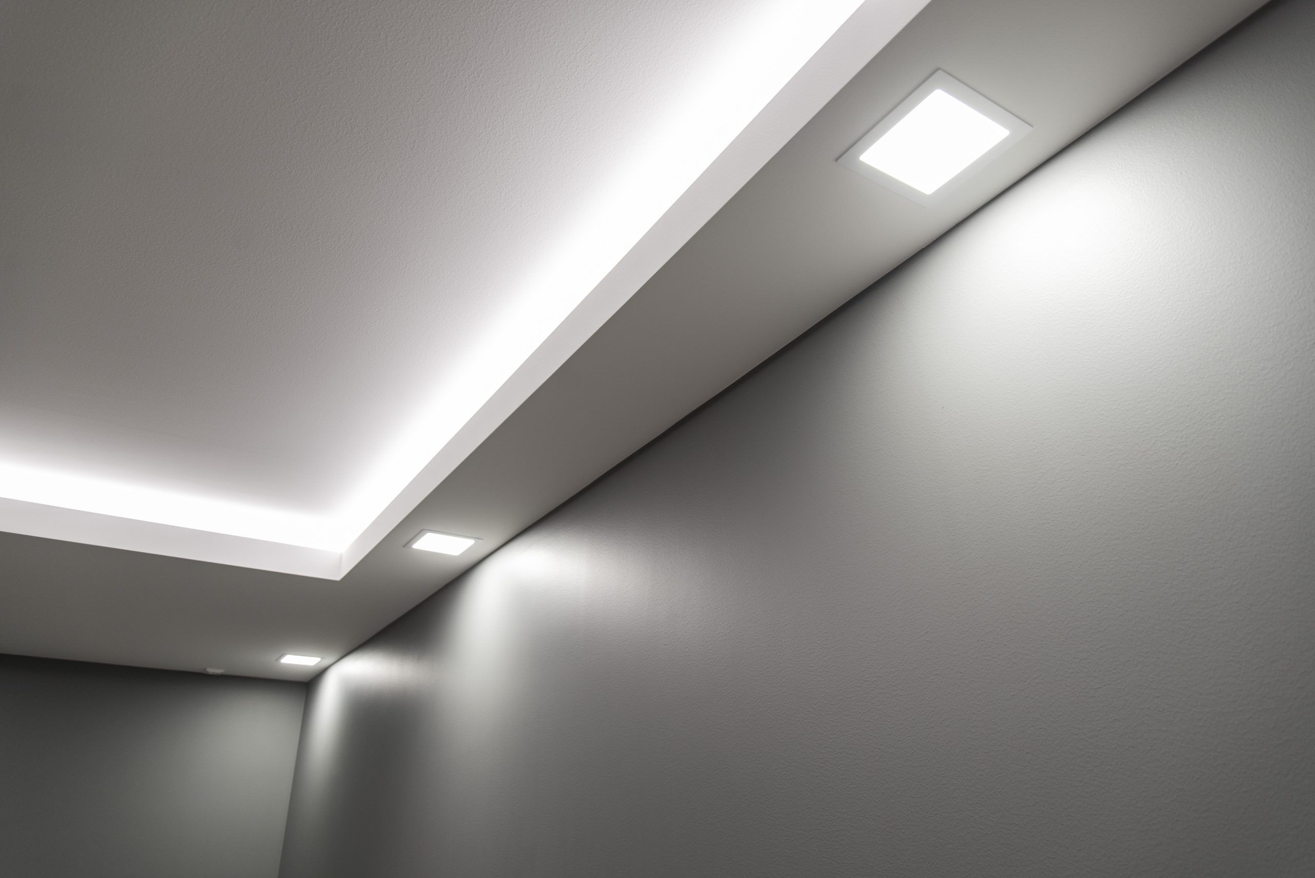 LED STORE -logo: Valkoinen neliö vihreällä taustalla ja "LED" tekstin "STORE" yläpuolella valkoisella tekstillä, esittelee energiatehokkaita valaistusratkaisuja.