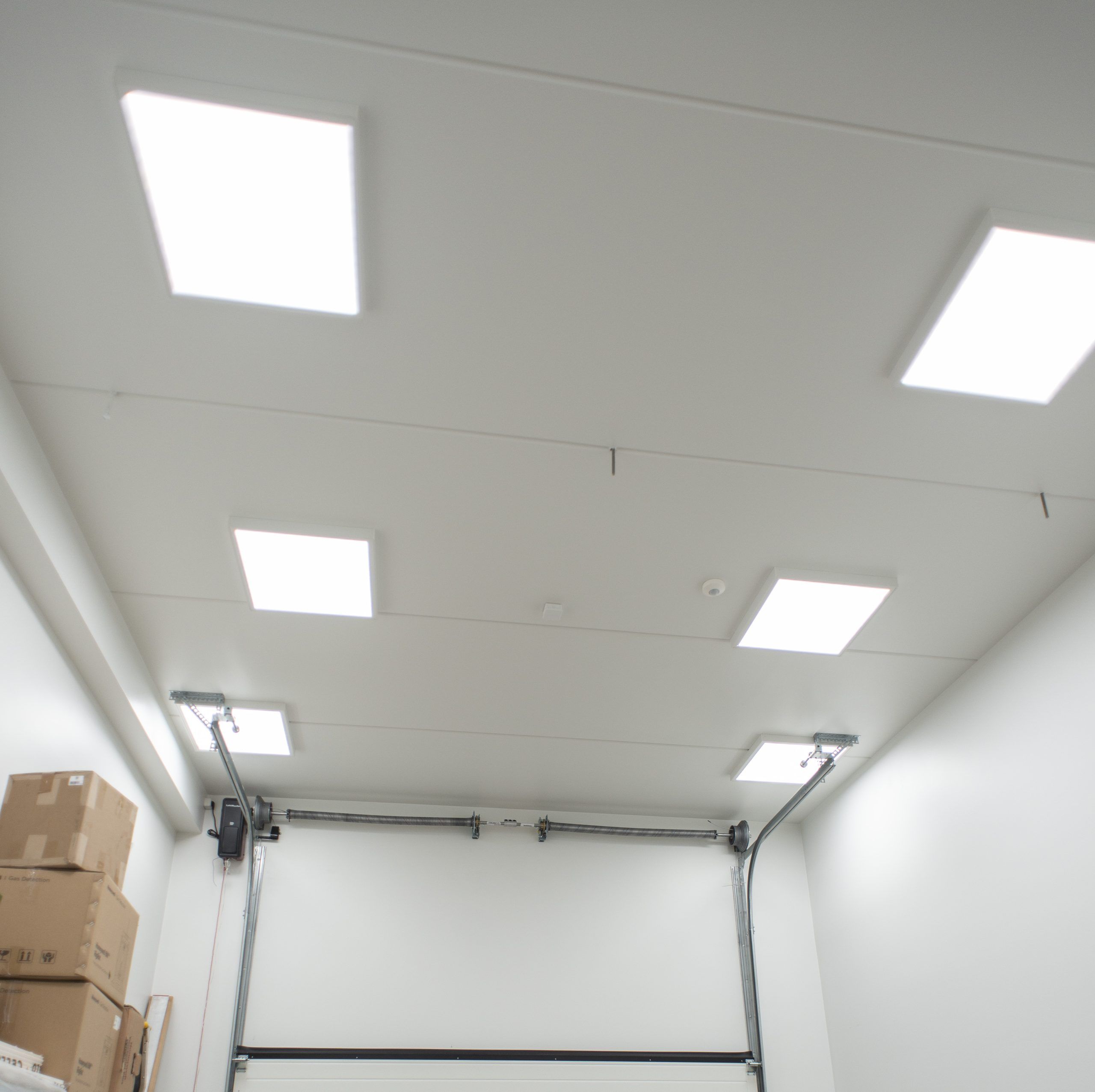 LED-valaistusliikkeen logo: Valkoinen neliö, jossa vihreällä taustalla teksti "LED STORE", joka korostaa ympäristöystävällisiä ja energiatehokkaita ratkaisuja.