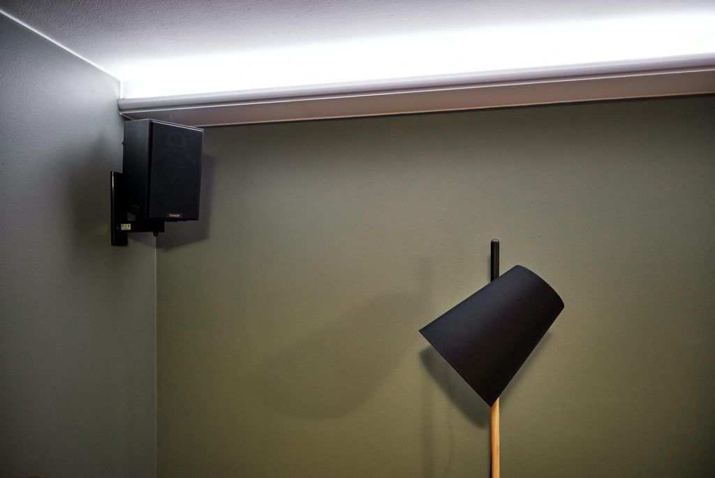 LED STORE -logo vihreällä taustalla valkoisella tekstillä, täydellinen energiatehokkaisiin valaistusratkaisuihin. Piristä tilaasi kanssamme!