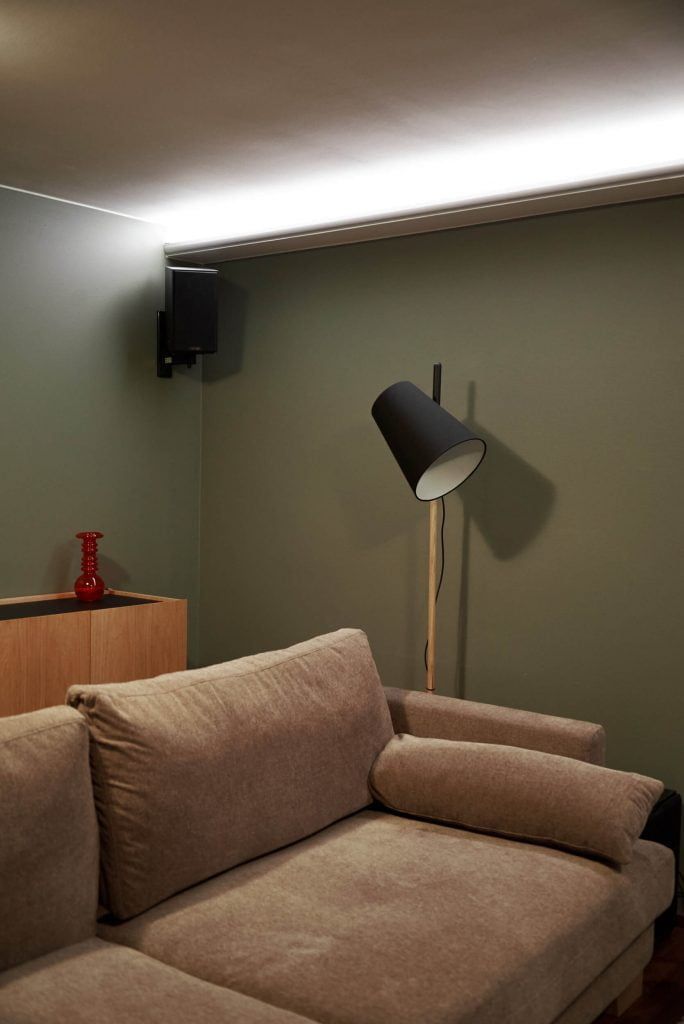 LED Storen logo vihreällä taustalla, jossa on valkoinen neliö, jonka yläpuolelle on pinottu "LED" lihavoituna valkoisella tekstillä.