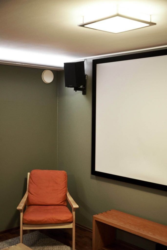 Vihreä tausta ja valkoinen neliö keskellä, jossa näkyy "LED STORE" lihavoituin isoin kirjaimin energiatehokkaisiin valaistusratkaisuihin.