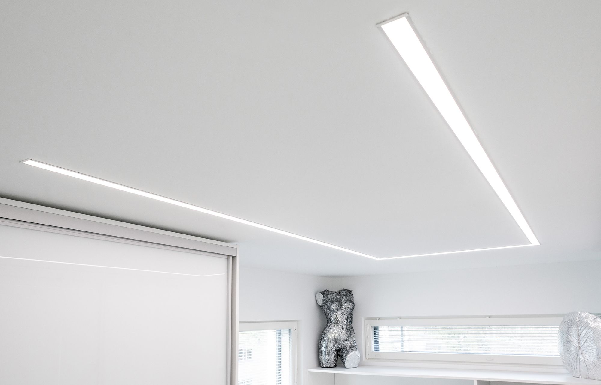 Vaatehuoneessa leveässä uppoprofiilissa kaksi led valonauhaa, uppoprofiili muotoiltu huoneen sekä tarpeen mukaan. Ledstore.fi