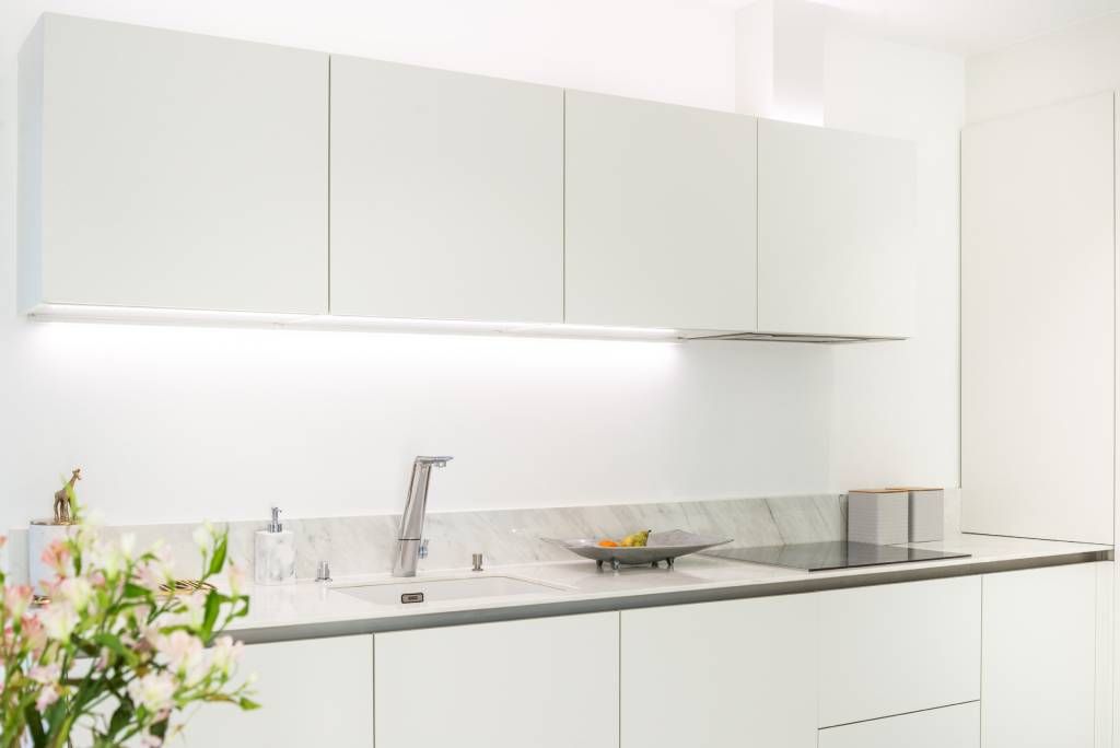 Vihreä tausta ja "LED STORE" valkoisessa neliössä keskellä korostaen ympäristöystävällisiä valaistusratkaisuja.