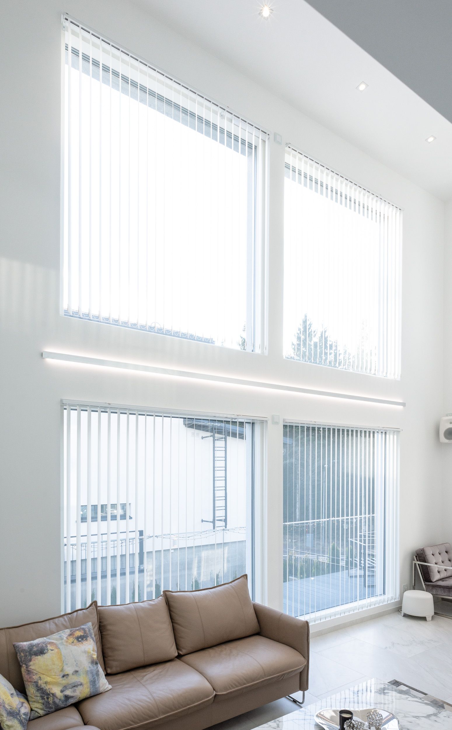 Kahteen suuntaan valaiseva indirect 2 alumiiniprofiil asennettuna seinälle. Lisäksi katossa alasvaloja.