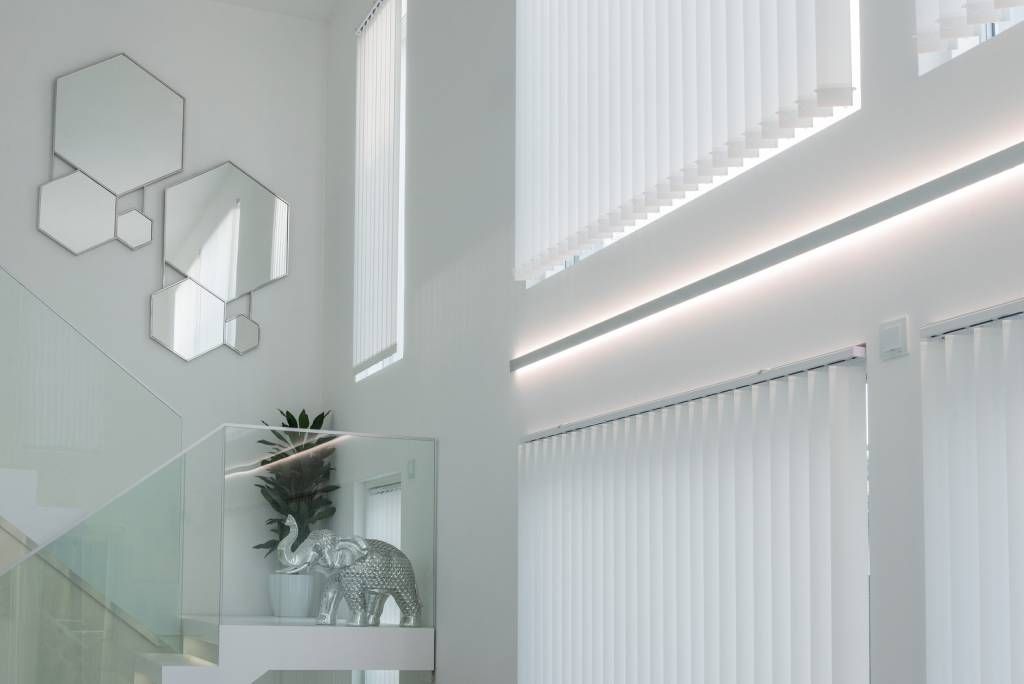 LED STORE -logo vihreällä taustalla: Valkoinen neliöääriviiva, jossa "LED" ja "STORE" valkoisella tekstillä symboloivat energiatehokkaita valaistusratkaisuja.