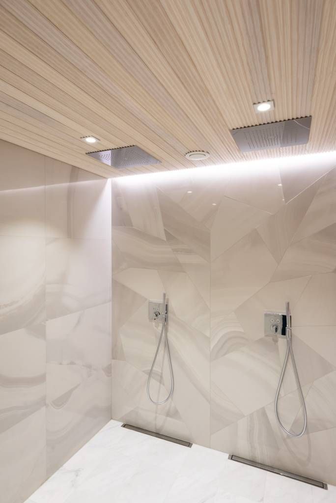 Valkoinen LED STORE -teksti vihreällä taustalla, jossa on valkoiset ääriviivat neliön keskellä, heijastaen ympäristöystävällisiä ja energiatehokkaita valaistusratkaisuja.
