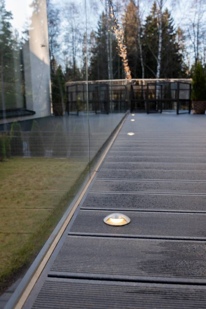 Vihreä tausta, jonka keskellä on valkoinen neliö, jossa näkyy "LED STORE" lihavoituin valkoisin kirjaimin korostaen energiatehokkaita valaistusratkaisuja.
