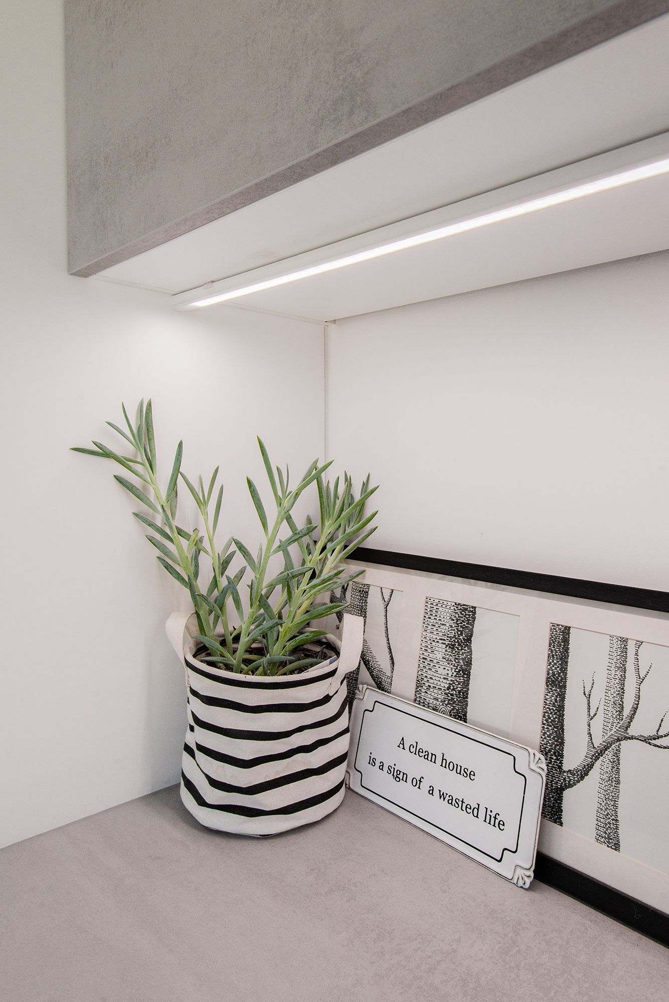 Kodinhoitohuoneessa led nauha tuomassa työtasoon työvaloa pintaprofiiliin asennettuna. Ledstore.fi