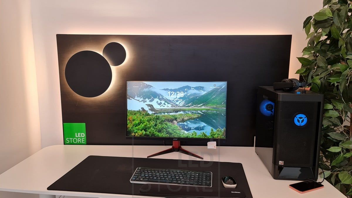 ECLIPSE led seinävalot tietokoneen takana luomassa silmälle miellyttävää epäsuoraa, värilämpötilasäädettävää valoa. Ledstore.fi
