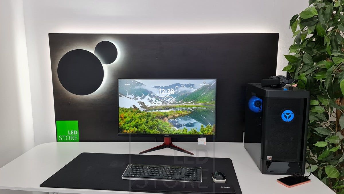 ECLIPSE led seinävalo tietokoneen takana luomassa silmälle miellyttävää epäsuoraa valoa. Ledstore.fi