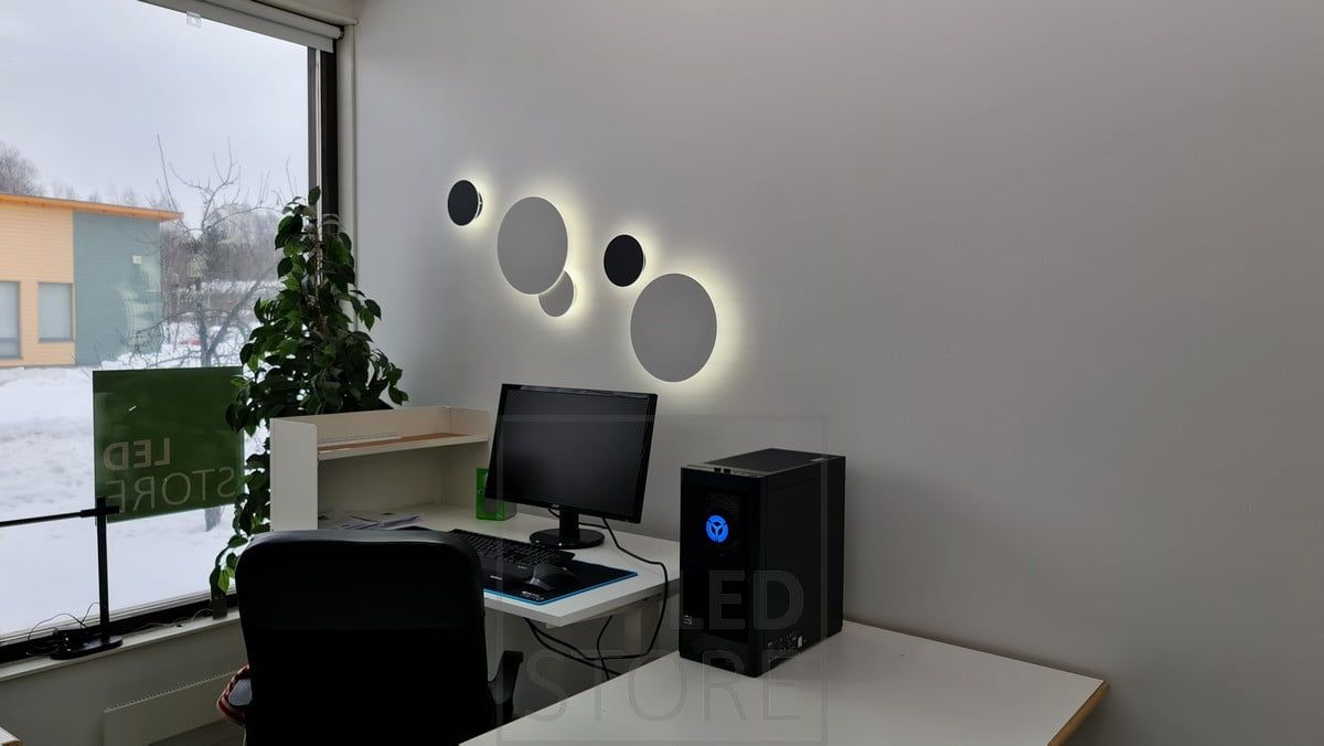 Sisustuksellinen ECLIPSE led seinävalaisin säädettävällä värilämpötilalla. Seinävalaisimista saa kasattua juuri itselleen sopivan kokonaisuuden Ledstore.fi
