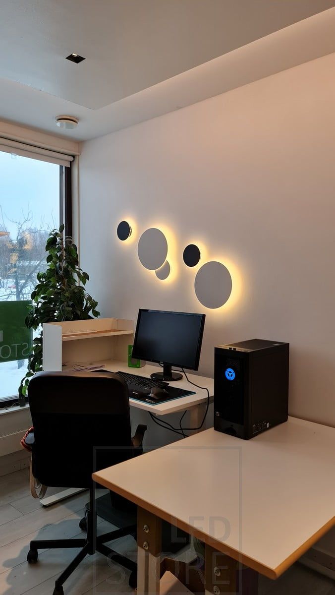 ECLIPSE-seinävalaisin löytyy valkoimastamme kahdessa koossa ja kahdessa värissä, 15cm ja 30cm, mustana ja valkoisena. Ledstore.fi