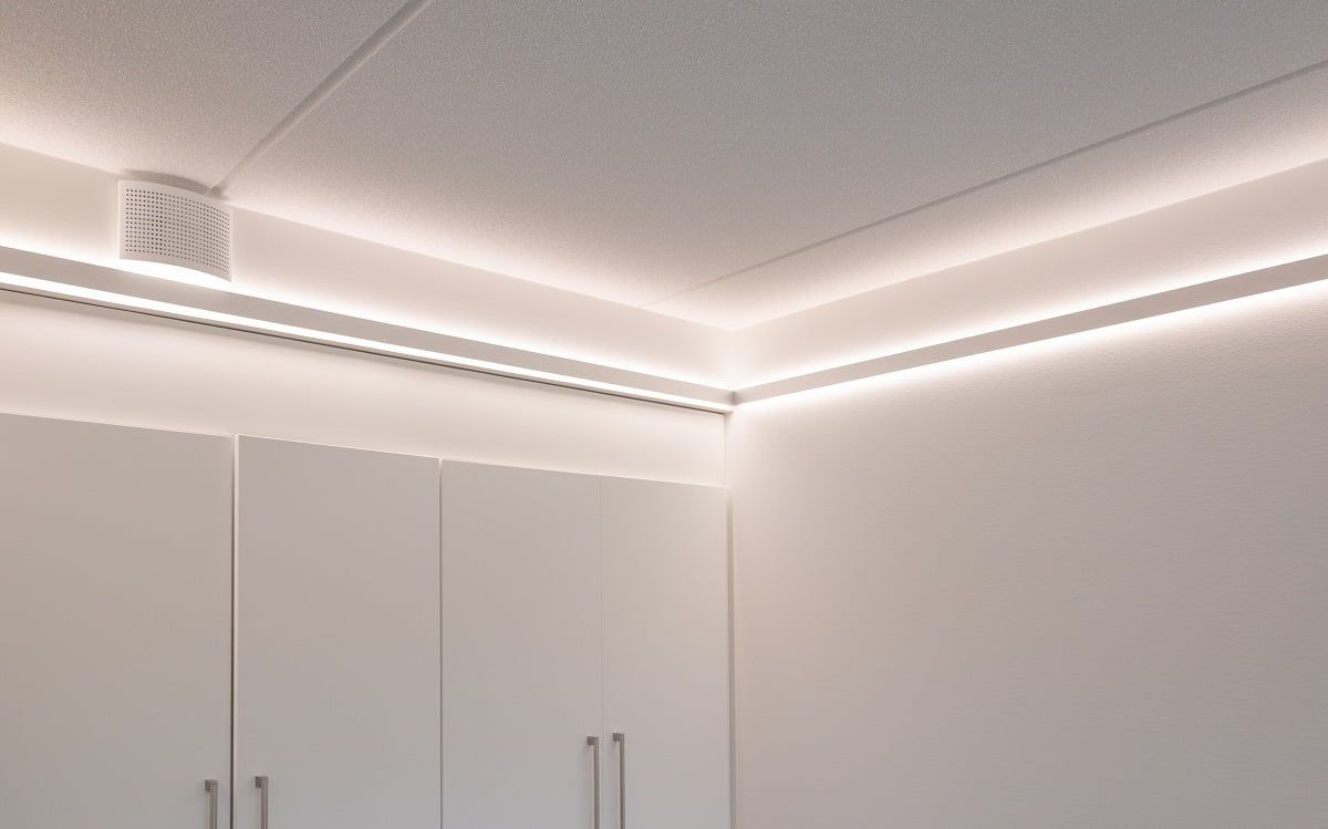 Epäsuora led-nauhavalaistus sopii hyvin makuuhuoneeseen. Värilämpötilasäädettävä led-nauha Indirect 2-profiilissa. © LedStore